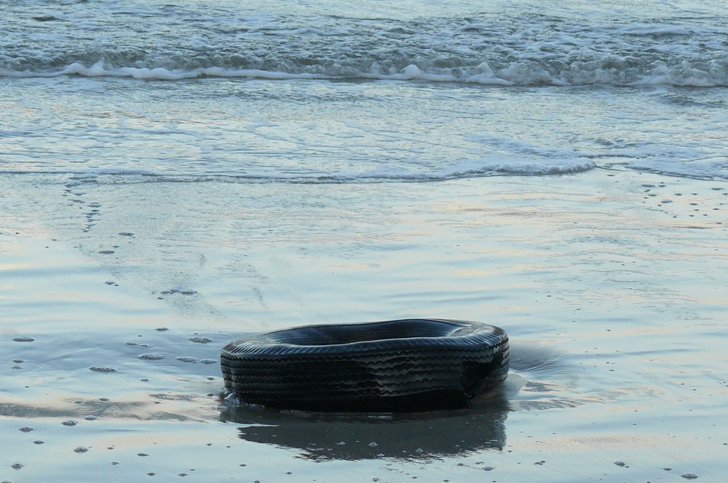 Car_tire_floating_in_the_Baltic_Jurata